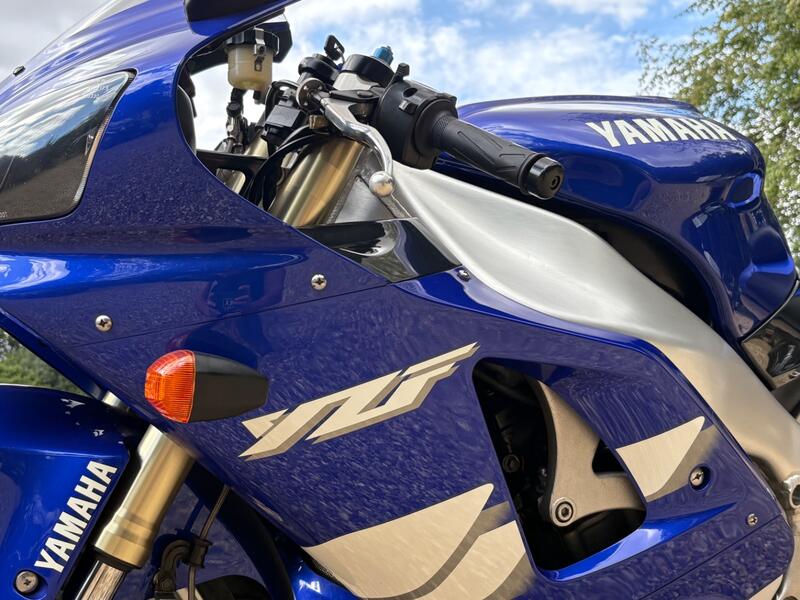 YAMAHA R1