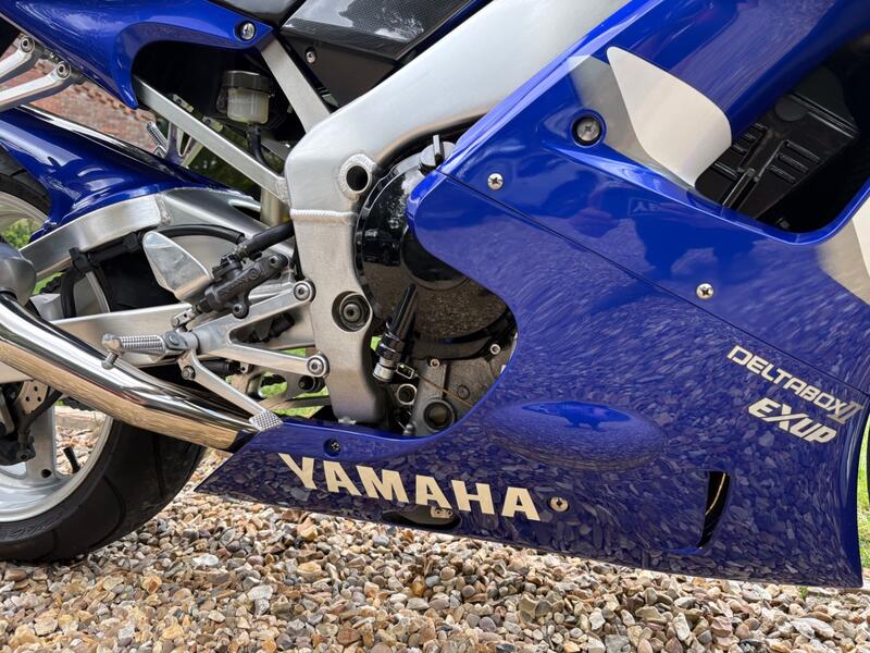 YAMAHA R1