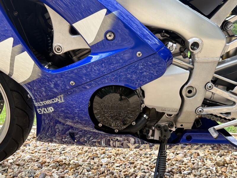 YAMAHA R1