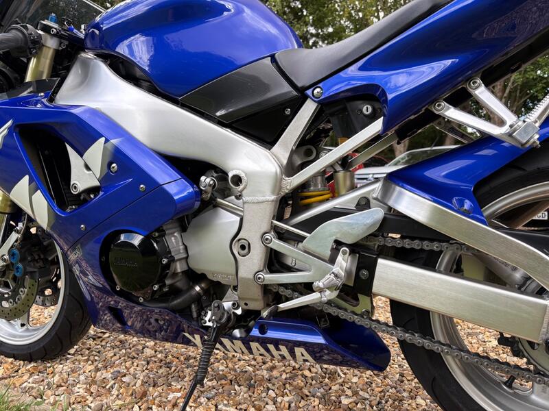 YAMAHA R1