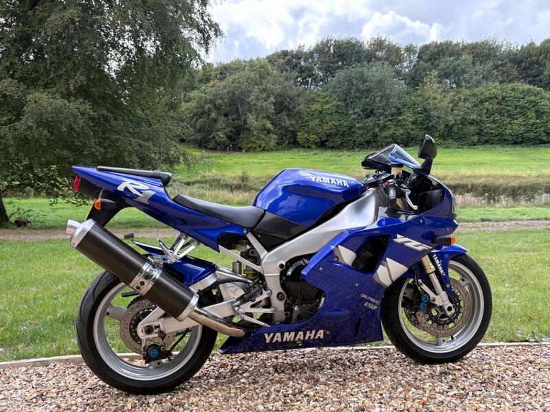 YAMAHA R1