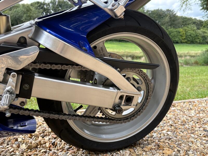 YAMAHA R1
