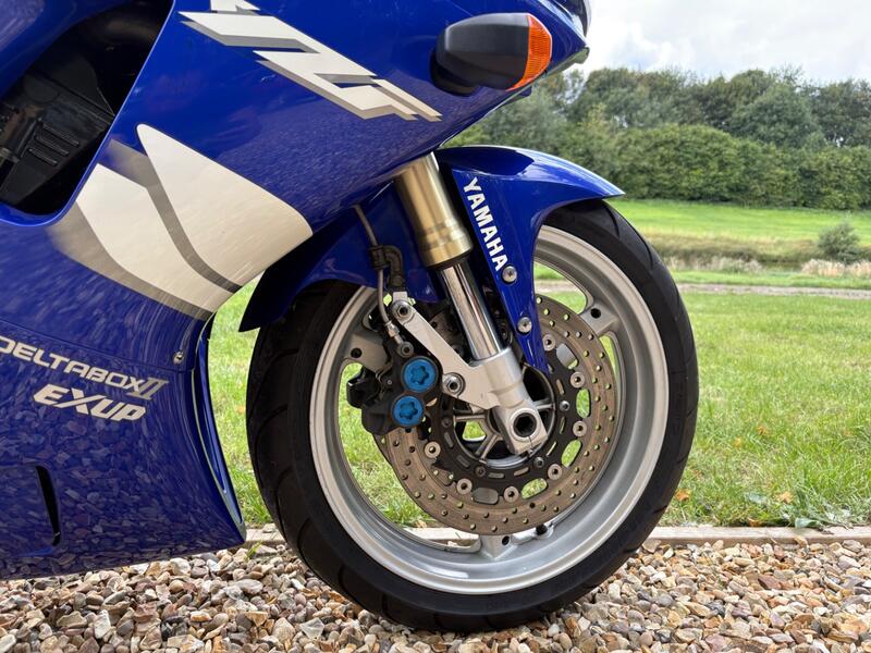 YAMAHA R1