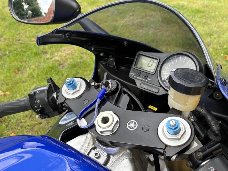YAMAHA R1