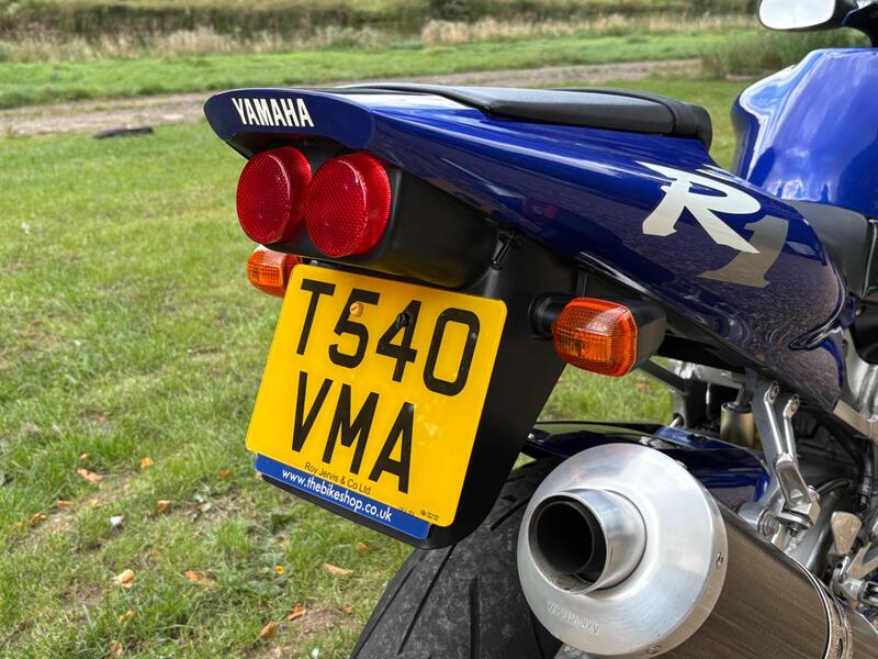 YAMAHA R1