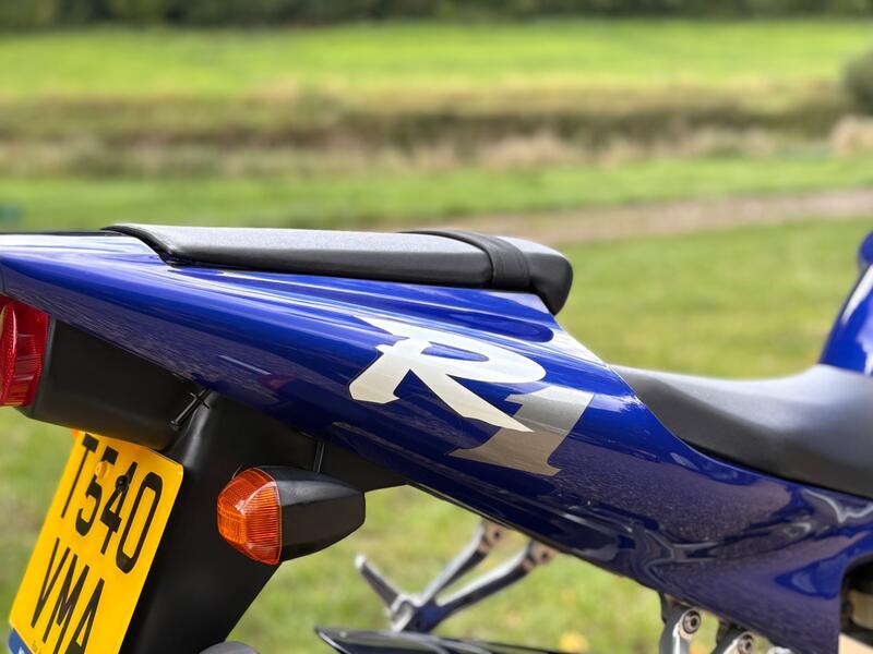 YAMAHA R1