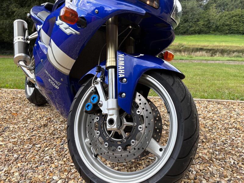 YAMAHA R1